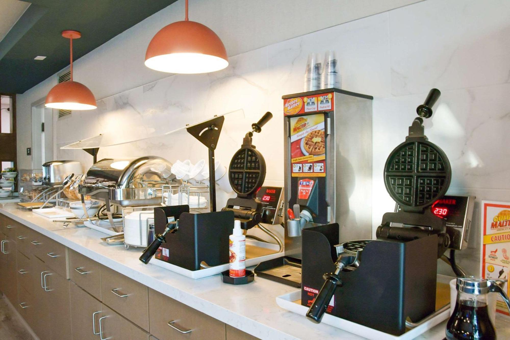 Comfort & Nw Milwaukee Hotel 2*