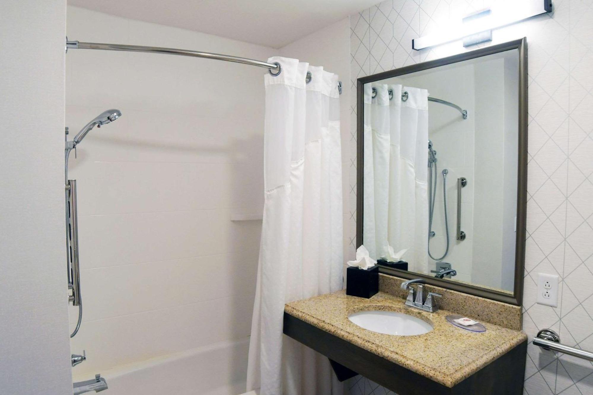 Comfort & Nw Milwaukee Hotel