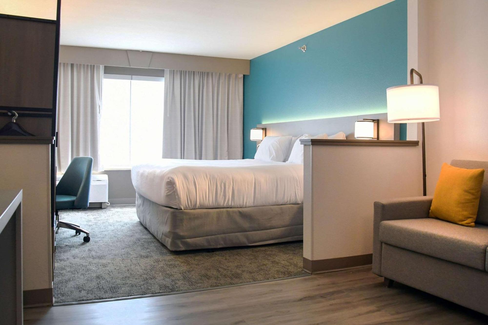 Comfort & Nw Milwaukee Hotel