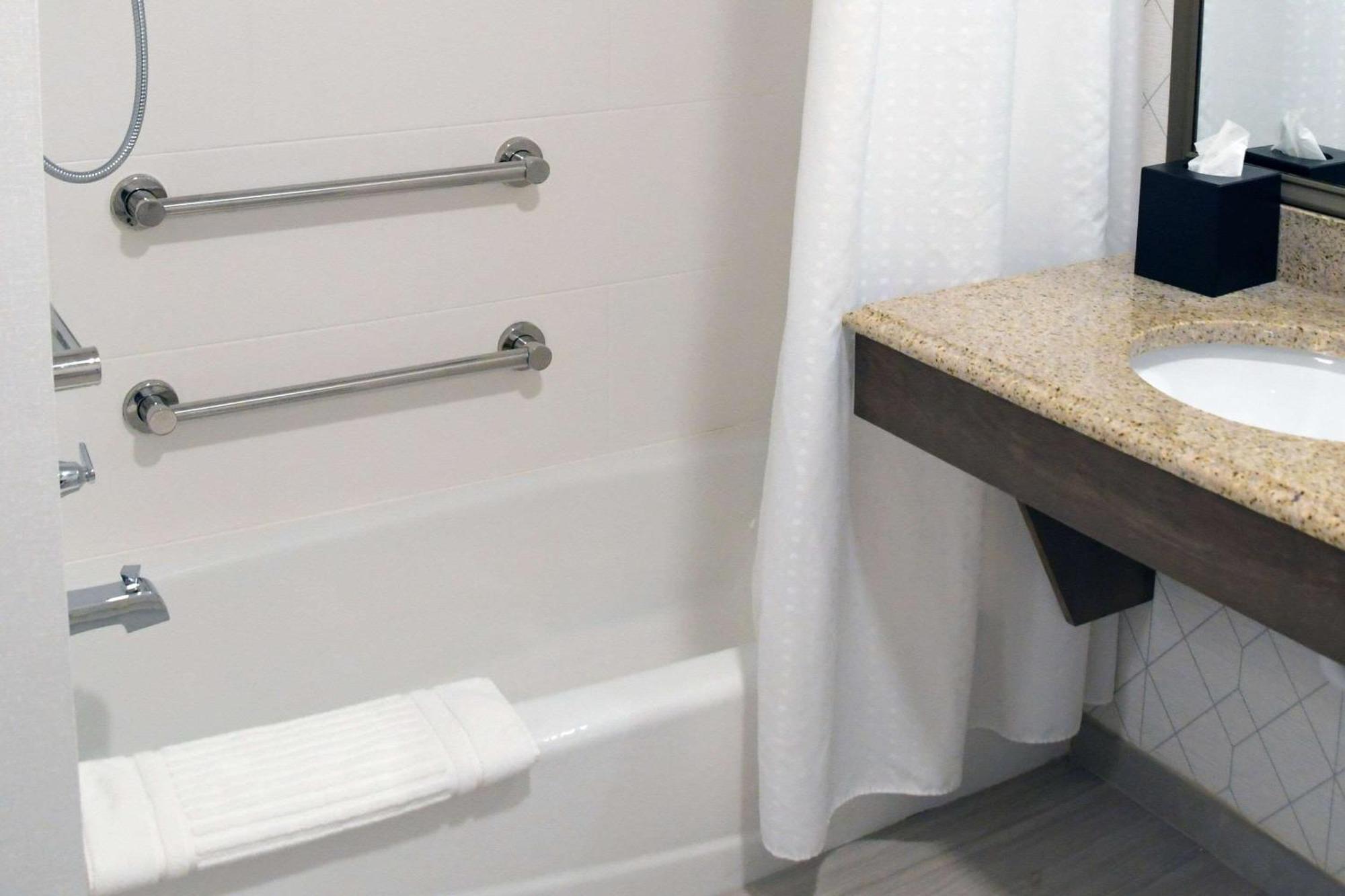 Comfort & Nw Milwaukee Hotel 2*